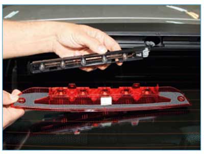 Ford Focus II. Замена ламп фонаря дополнительного сигнала торможения, снятие фонаря