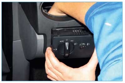 Ford Focus II. Снятие звукового сигнала, выключателя заднего хода и переключателя режима работы фар