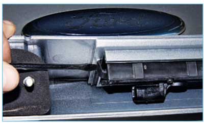 Ford Focus II. Снятие замков капота, крышки багажника и их приводов
