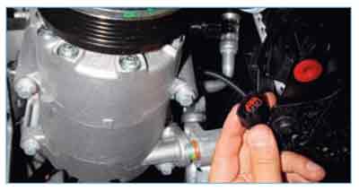 Ford Focus II. Снятие компрессора кондиционера, конденсатора и заслонки включения режима рециркуляции воздуха