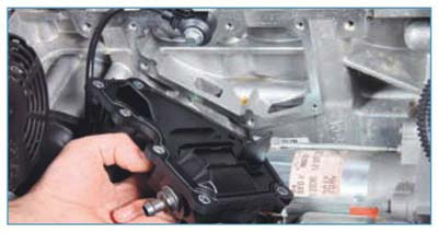Ford Focus II. Замена датчика недостаточного давления масла, снятие поддона и маслоотделителя вентиляции картера